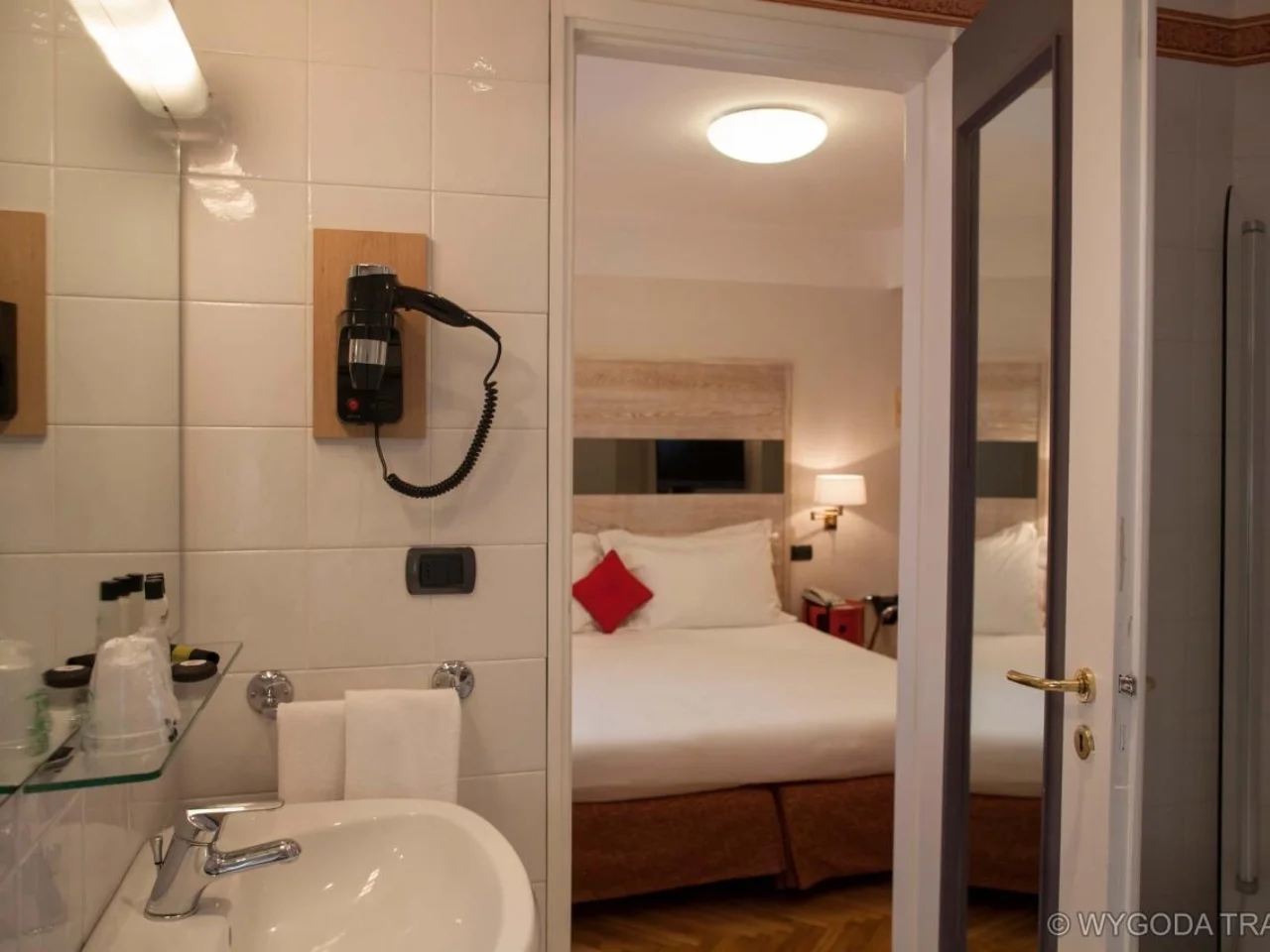 łazienka z umywalką i lustrem w Hotelu ALLA POSTA