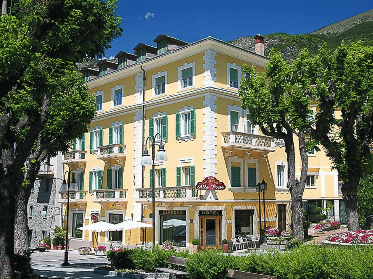 budynek z drzewami i górą w tle w Hotelu ALLA POSTA