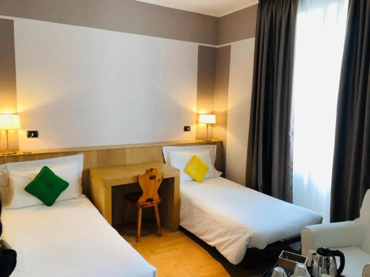 dwa łóżka w pokoju w Hotelu ALLA POSTA