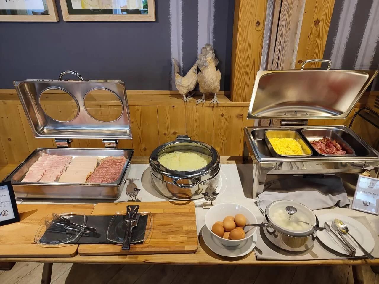 stół bufetowy z jedzeniem w Hotelu ALLA POSTA