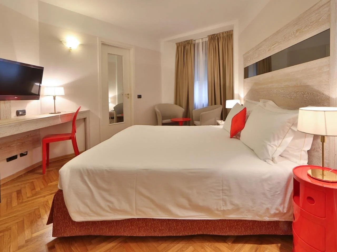 sypialnia z łóżkiem i biurkiem w Hotelu ALLA POSTA