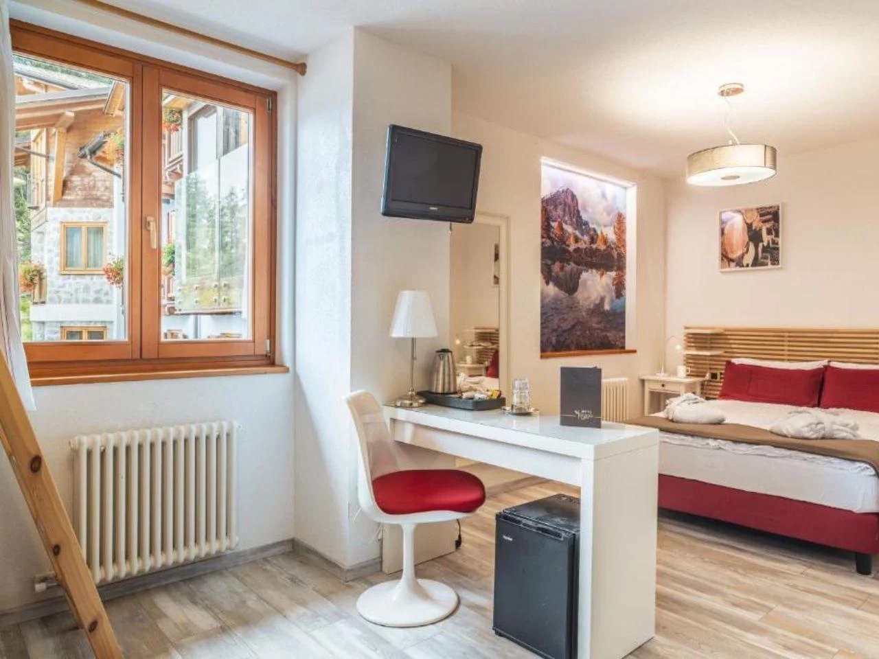 pokój z łóżkiem i biurkiem w FOLGARIDA HOTEL