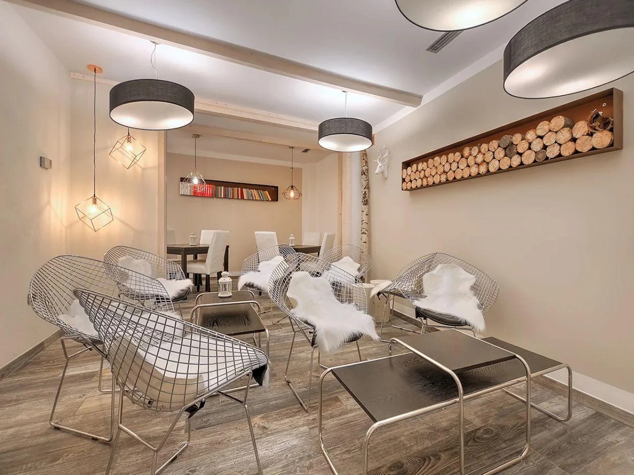 pokój z krzesłami i stołami w FOLGARIDA HOTEL