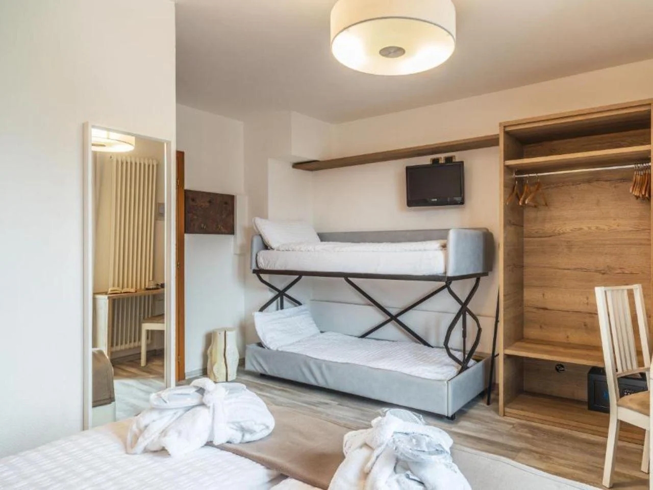 pokój z łóżkami piętrowymi i telewizorem w FOLGARIDA HOTEL
