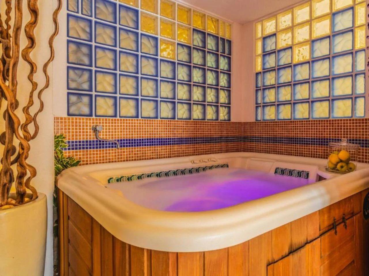jacuzzi w pokoju w FOLGARIDA HOTEL