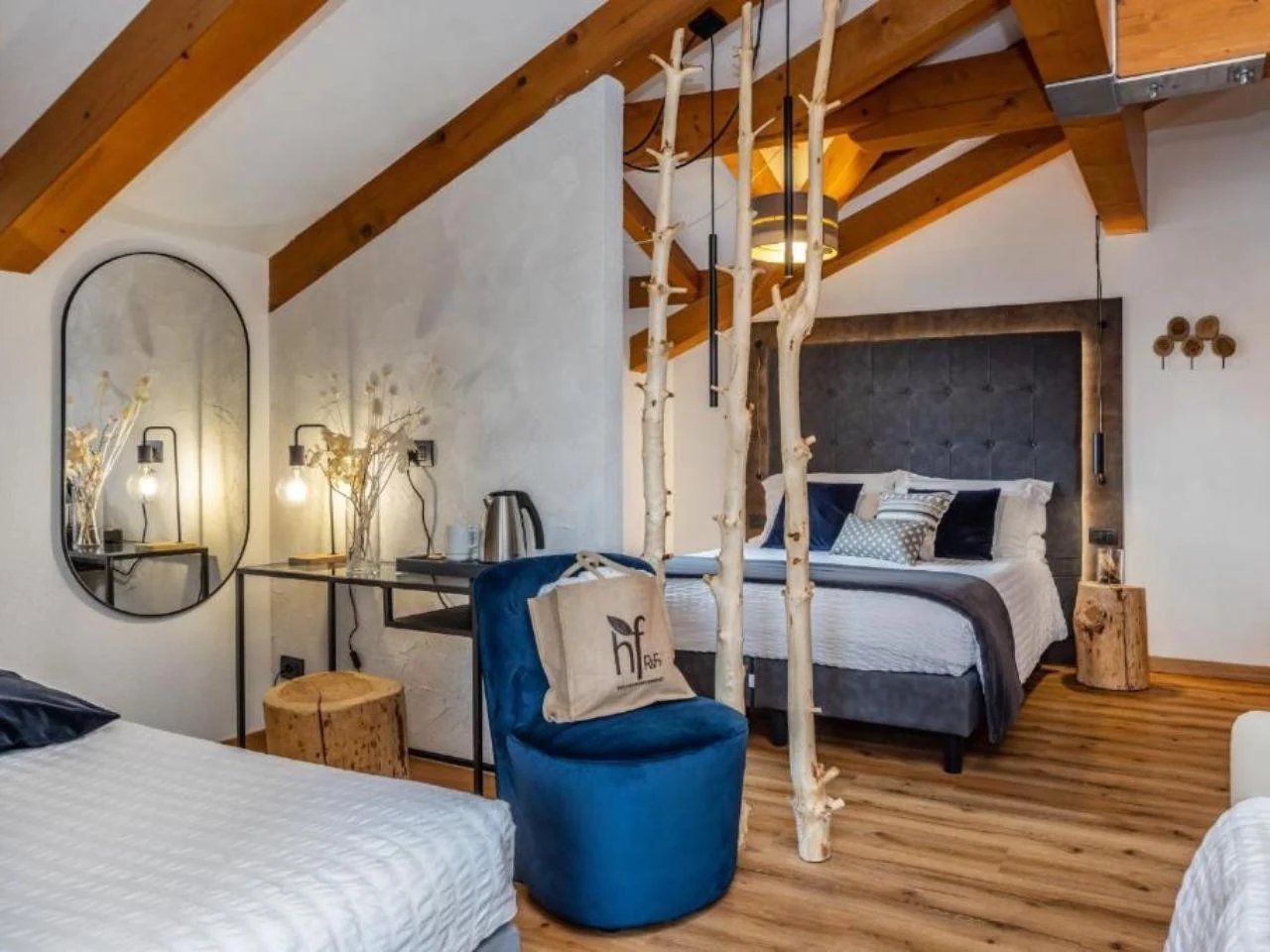 pokój z łóżkiem i lustrem w FOLGARIDA HOTEL