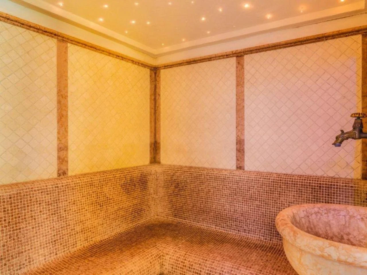 sauna z umywalką i umywalką w FOLGARIDA HOTEL