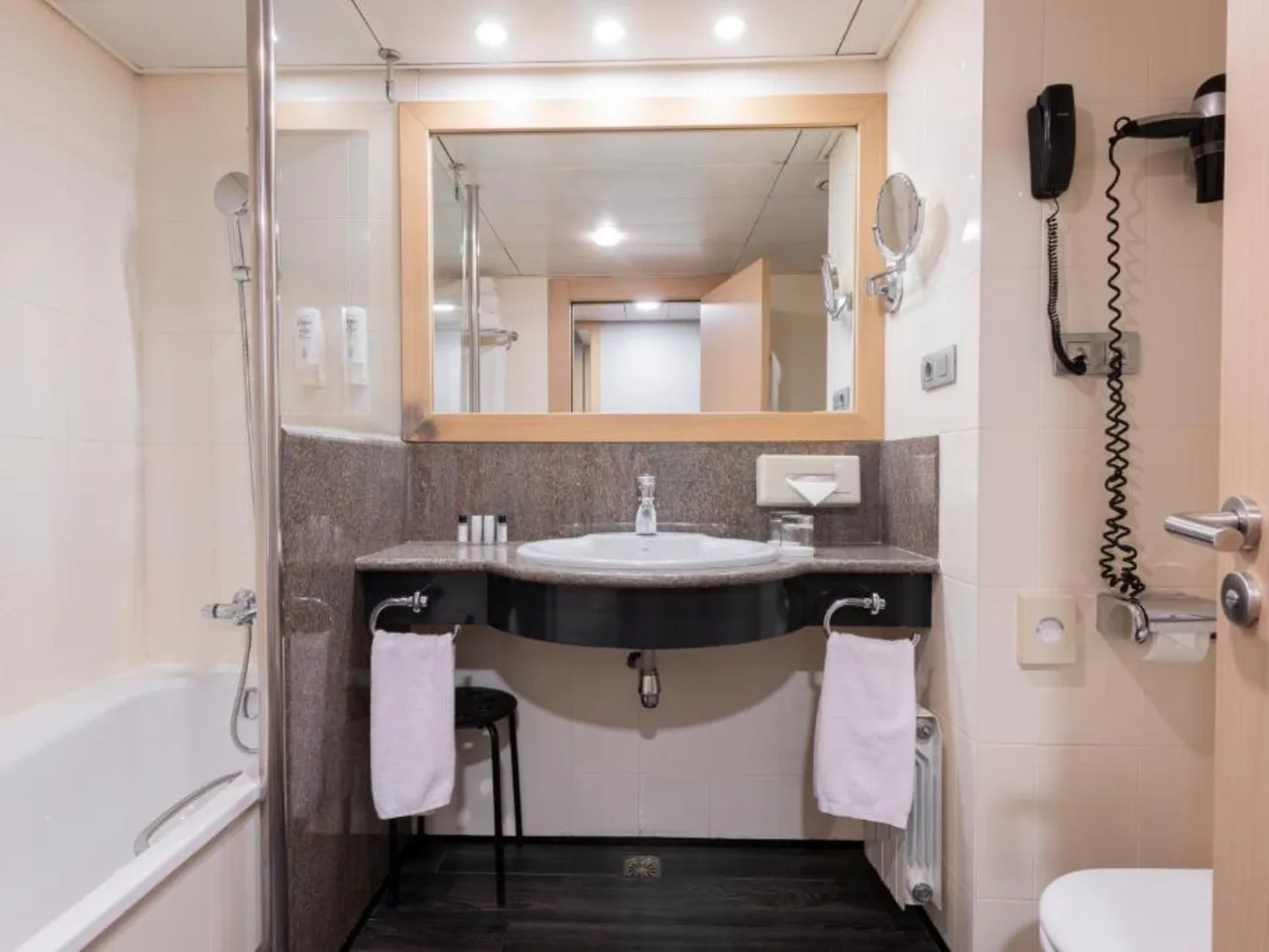 SUITES PLAZA HOTEL & WELLNESS8