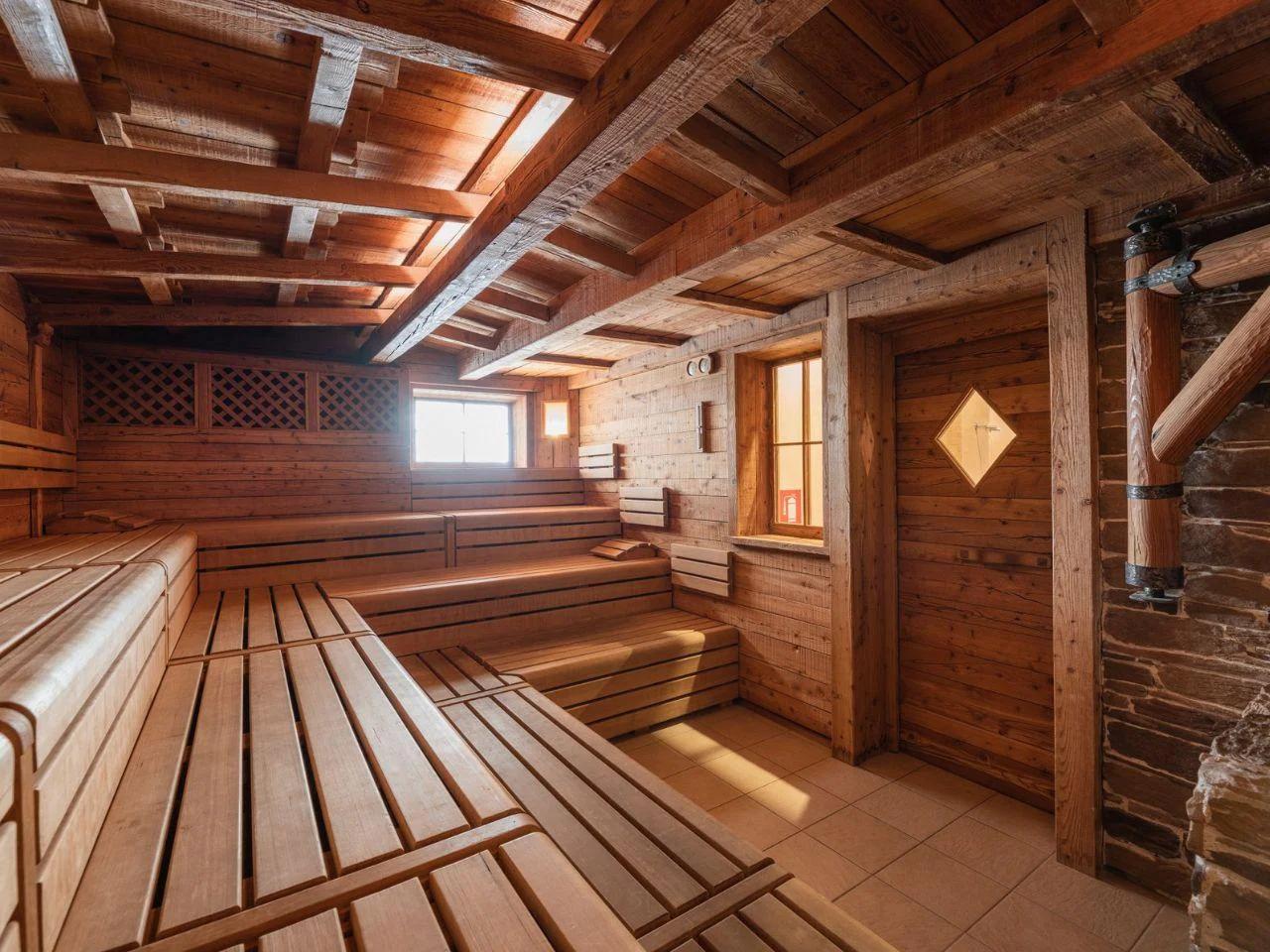 Przestronna sauna w alpejskim stylu zapewnia idealne warunki do relaksu i regeneracji.