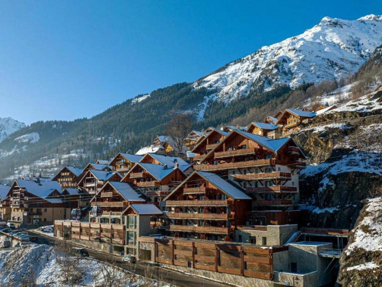 La Cascade Alpe D'Huez, Francja: luksusowe apartamenty i chalety w Alpach, otoczone śniegiem. Idealne na zimowy wypoczynek.