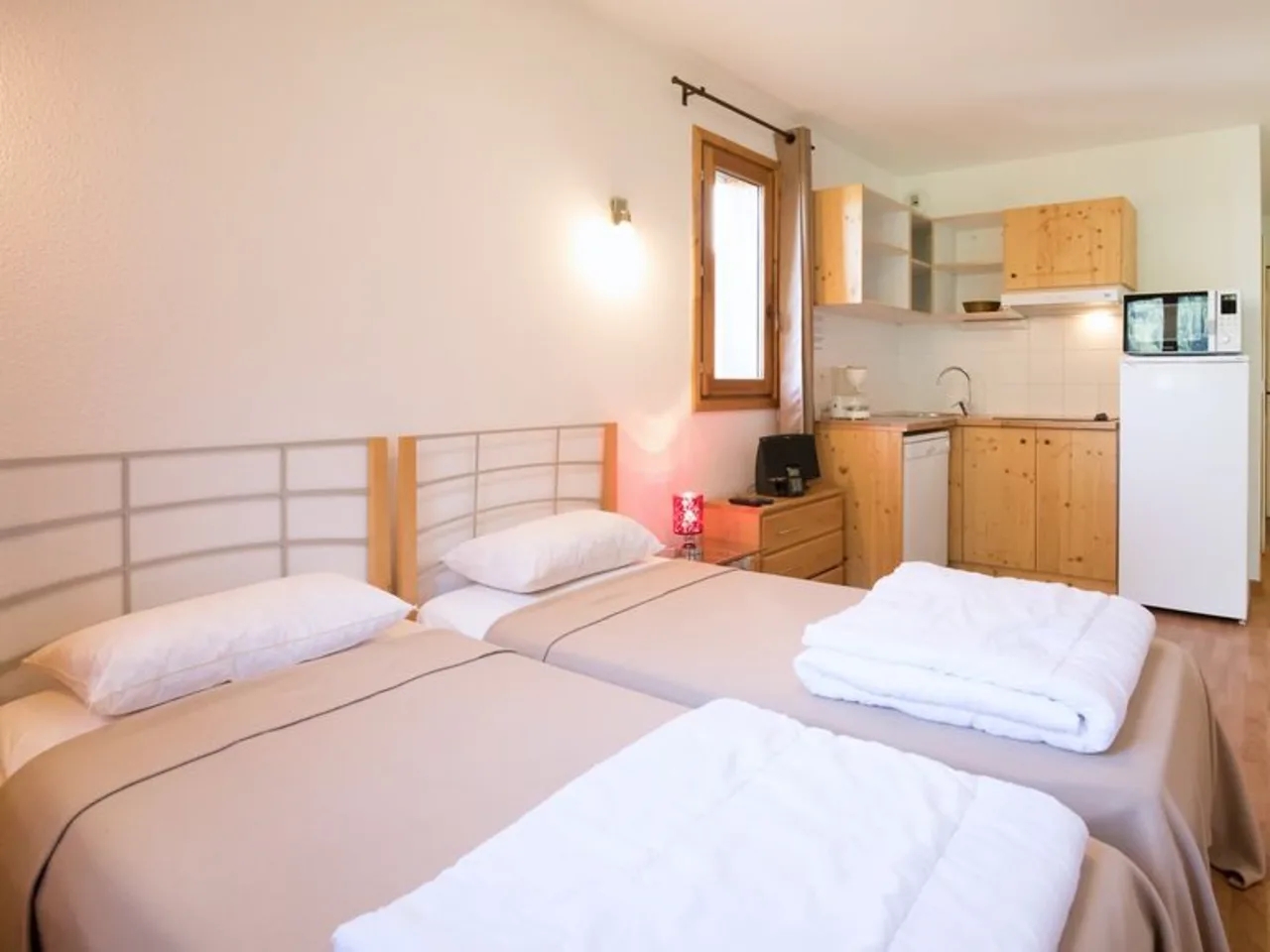 Przytulny apartament typu studio w L'Hameau, Orelle, Francja. Dwa wygodne łóżka, w pełni wyposażony aneks kuchenny.