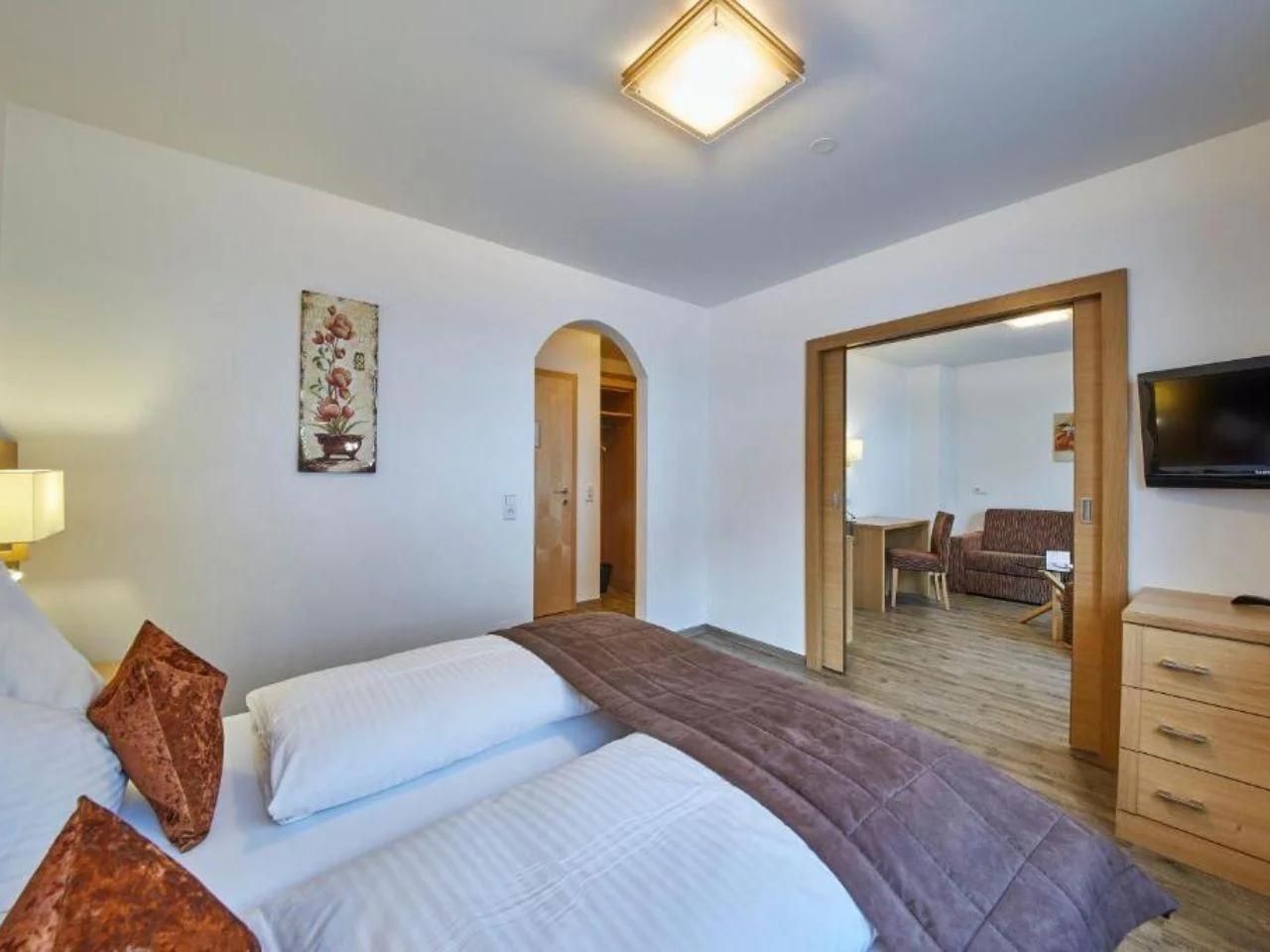 ROMERHOF10