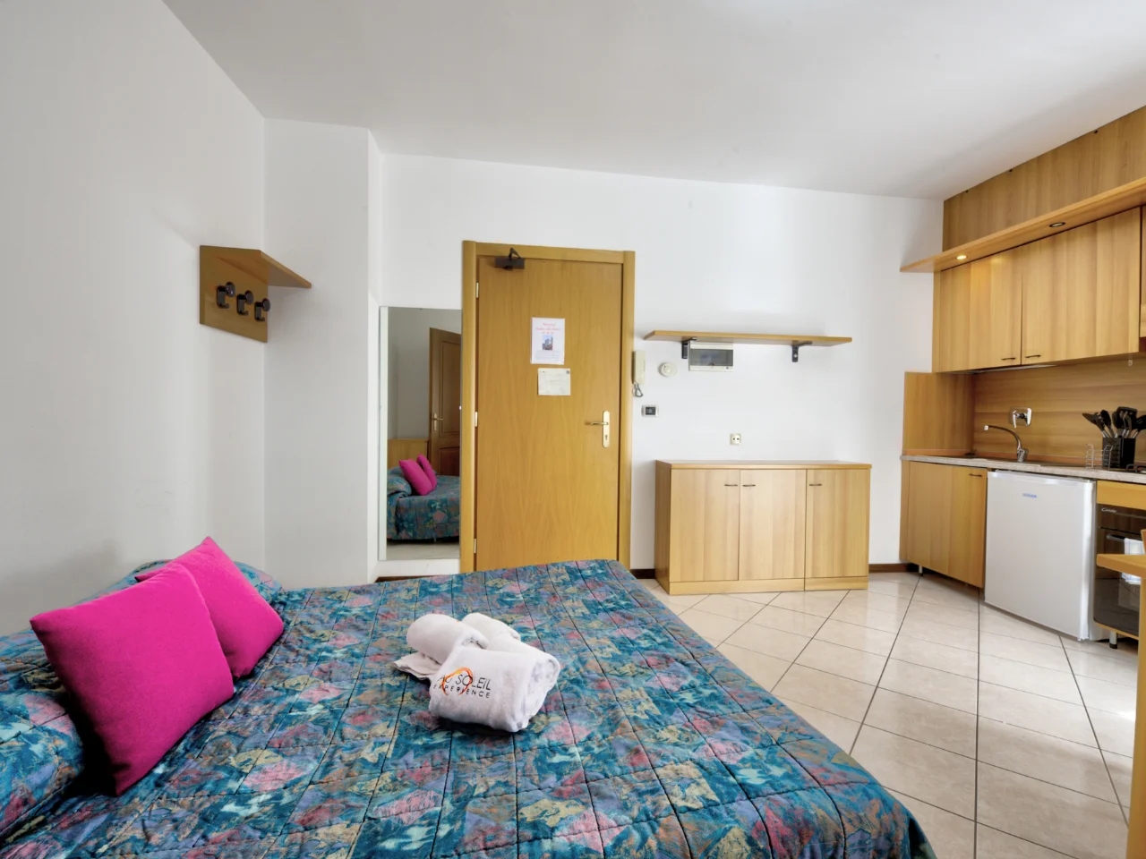 pokój hotelowy z łóżkiem i drzwiami, w RESIDENCE ST VINCENT studio 2-4 os.