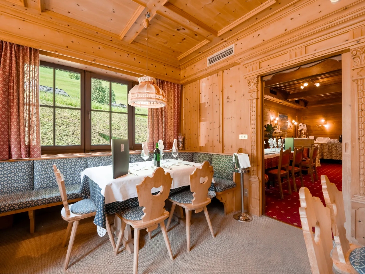 pokój z stołem i krzesłami w DOLOMITES INN DLA - Grupy J. Szmigielski