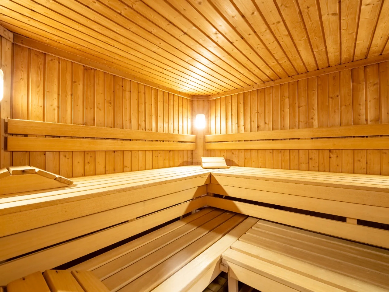 drewniana sauna z oświetleniem na suficie w DOLOMITES INN DLA - Grupy J. Szmigielski
