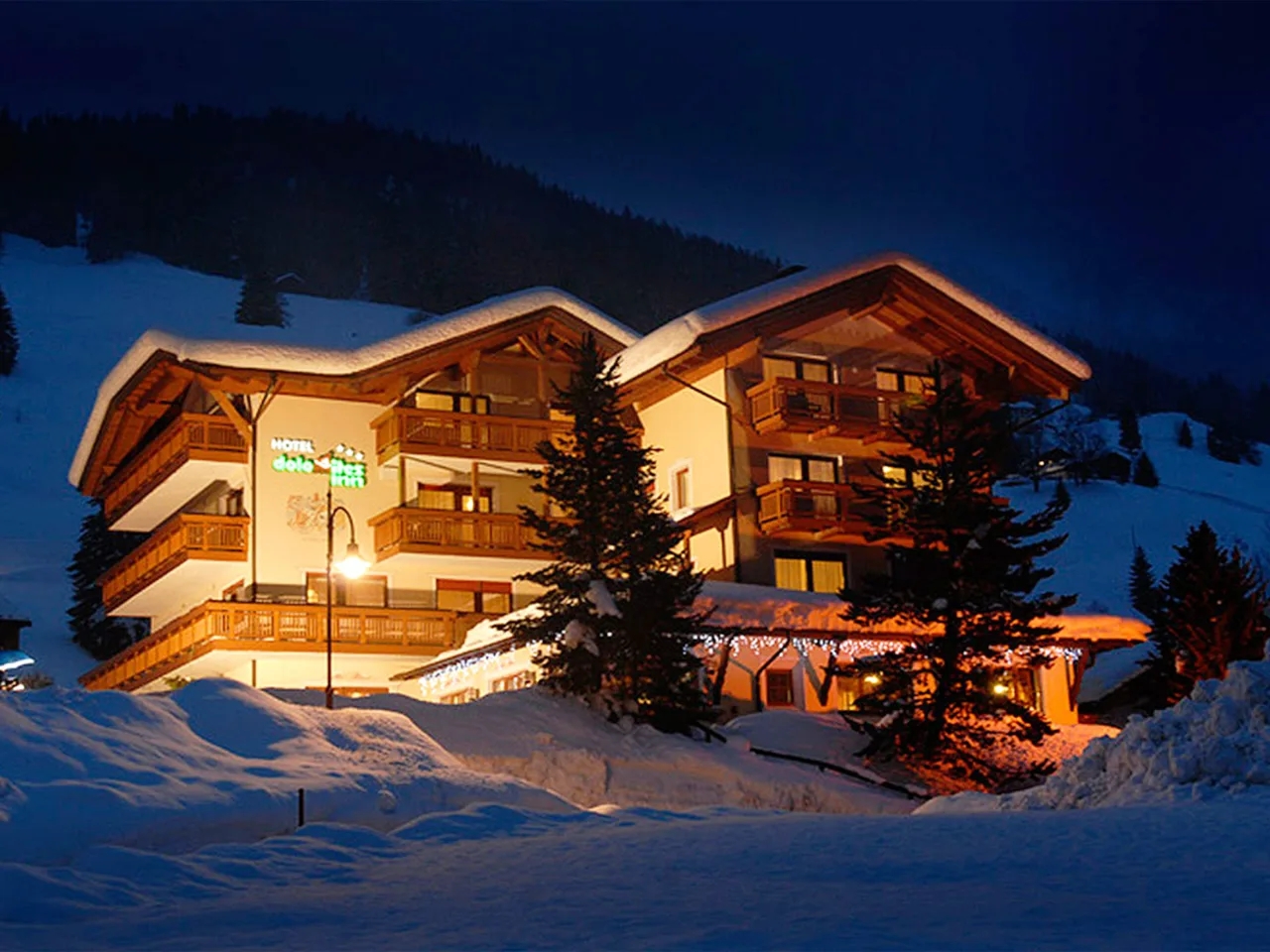 DOLOMITES INN DLA - Grupy J. Szmigielski otoczony drzewami w śniegu