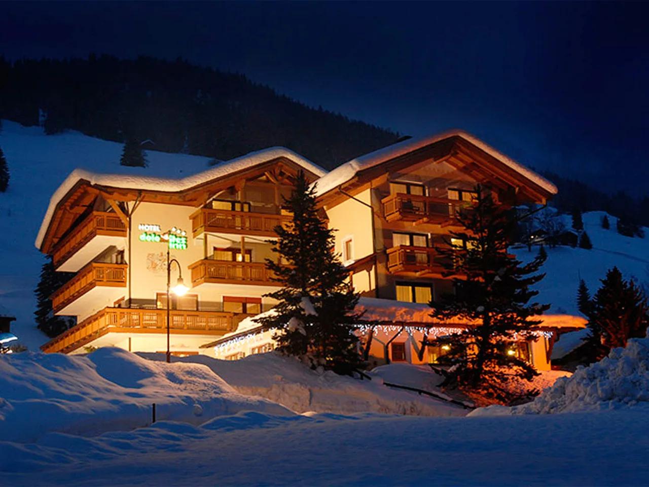 DOLOMITES INN DLA - Grupy J. Szmigielski otoczony drzewami w śniegu